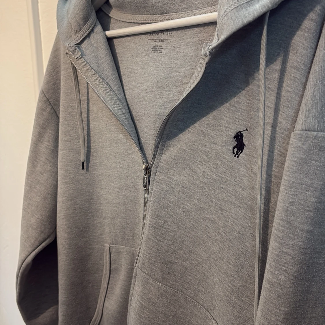 Grå hoodie med dragkedja från Polo Ralph Lauren - 1