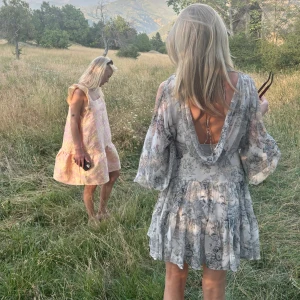 Mönstrad klänning - Supersöt miniklänning blommigt mönster. Öppen i ryggen. Perfekt för studentmottagningar och sommar🌸🌸