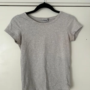 Ljusgrå t-shirt från Cubus 2 för 40  - En basic ljusgrå t-shirt från Cubus med rund halsringning och korta ärmar. Perfekt att matcha med jeans eller kjol för en enkel och stilren look.