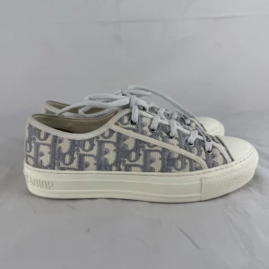 Christian Dior Skor - Säljer ett par grå och vita sneakers från Christian Dior. Snygga och perfekta nu till sommaren. Kommer bli nya trenden inför sommaren!🤩Storlek på skorna är: 37 och skicket är så gott som nya! Hör av dig vid frågor🙏💕
