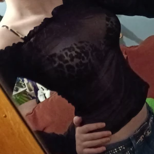 Svart see through top - Säljer en snygg svart see through top.