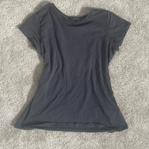 Mörkgrå basic t-shirt - En enkel mörkgrå t-shirt med rund hals och korta ärmar. Modellen är rak och passar perfekt till vardags. Tillverkad i mjukt material som känns skönt mot huden. Barnstorlek 158/164=xs/s❤️