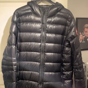  Canada Goose - Canada goose dunjacka Size XL cond 4,5/10 Finns en del hål på den pga att jag hade den under nyår. Men är inget som är tydligt sålänge luvan är nere. Riktigt varm och skön jacka! Bin 699 Köpt hos Circular fash