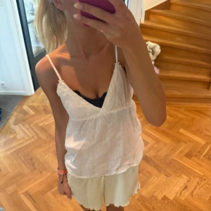 Brandy melville linne  - Säljer denna såå najs vita line med små rosetter från brandy❤️❤️❤️