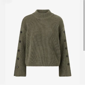 Olivgrön stickad tröja med knappar  - Säljer en jättefin stickad tröja då den inte passar💝 pris kan diskuteras, nypris 600
