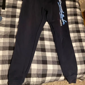 Hoodrich mjukisbyxor.  - Säljer nu dessa för att jag har växt ut dem. Sköna och fina. Skick 9/10. 