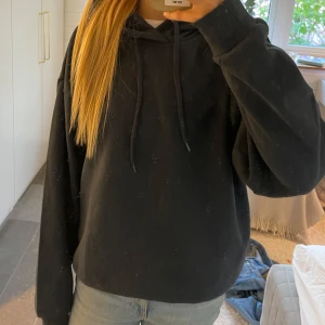 Hoodie - Säljer en enkel blå hoodie med luva och dragsnören. Jätte skön. Lappen kvar.