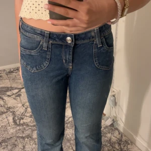 Hm jeans - Söta lågmidjade jeans med söta fickor :) lite slitningar längst ner vid benen😗