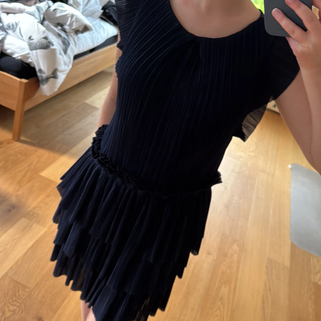 Marinblå plisserad klänning från Maje