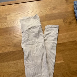 Beige Träningstights  - Beige Träningstights ifrån stronger, storlek xs