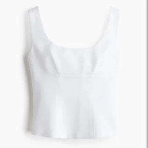Hm topp - Jag säljer en vit hm topp i storlek xxs. Den är jättefin och passar perfekt till sommaren. Skriv om ni undrar nått💕💕