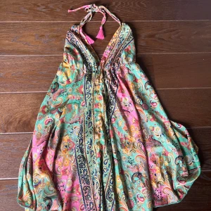 färgglad söt klänning - Säljer en jätte söt liten klänning som passar perfekt till att ha utomlands och hemma om man vill de köpt på en marknad i spanien 🥰 ett trasigt snöre som man kan se på bilden🫠 men de syns ingenting när man har på sig den😁