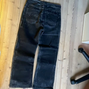 Vaxade baggy jeans  - Svarta jeans med en tungt lager vax på. De står inte storlek med tror typ 33/32 