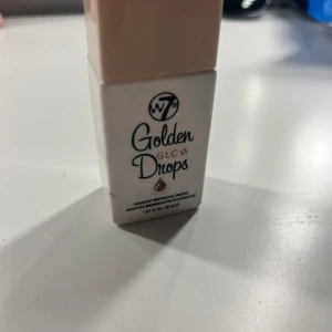 W7 Golden Glow Drops - W7 Golden Glow Drops är en flytande highlighter i en fyrkantig vit flaska med beige lock. Använd 1 gång då jag tyckte den inte passa mig.