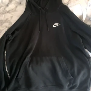 Svart hoodie från Nike - Säljer en svart hoodie från Nike med vit logga🥰