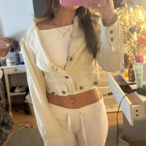 Beige croppad jeansjacka med knappar - Bra skick