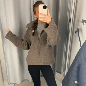 teddyjacka - Superfin teddyjacka från h&m, använd några gånger men inga tecken på det! Som ny 🥰 storlek L men passar även fint på mindre storlekar 
