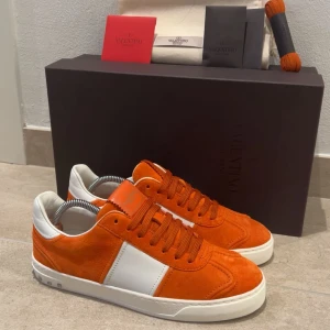Orangea Valentino Flycrew - Tja! Säljer nu dessa svarta Valentino Flycrew skor i storlek 39 men passar också 40. Skorna är sprillans nya. Alla nitar sitter kvar. Allt og medföljer. Kontakta vid frågor! Priset är diskuterbart. INGA BYTEN!