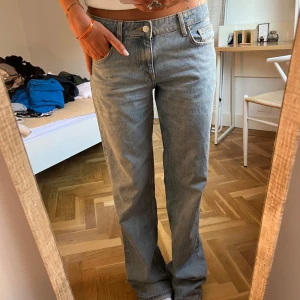 Ljusblå baggy jeans - Baggy/utsvängda jeans i storlek 38. Jag är 171!! 