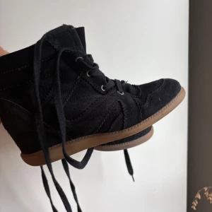 Isabel marant liknande betty  - Ett par wedge heels (kilklackar) som liknar isabel marant betty skorna. Mycket bra skick o nästan aldrig använda. Klacken är runt 5cm. Storlek 39 men passar mer 38