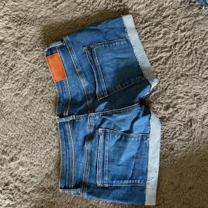 Jeans shorts - Suuuppper lågmidjade 2000s stil mini shorts. Man kan vika ner dom för en snygg kant