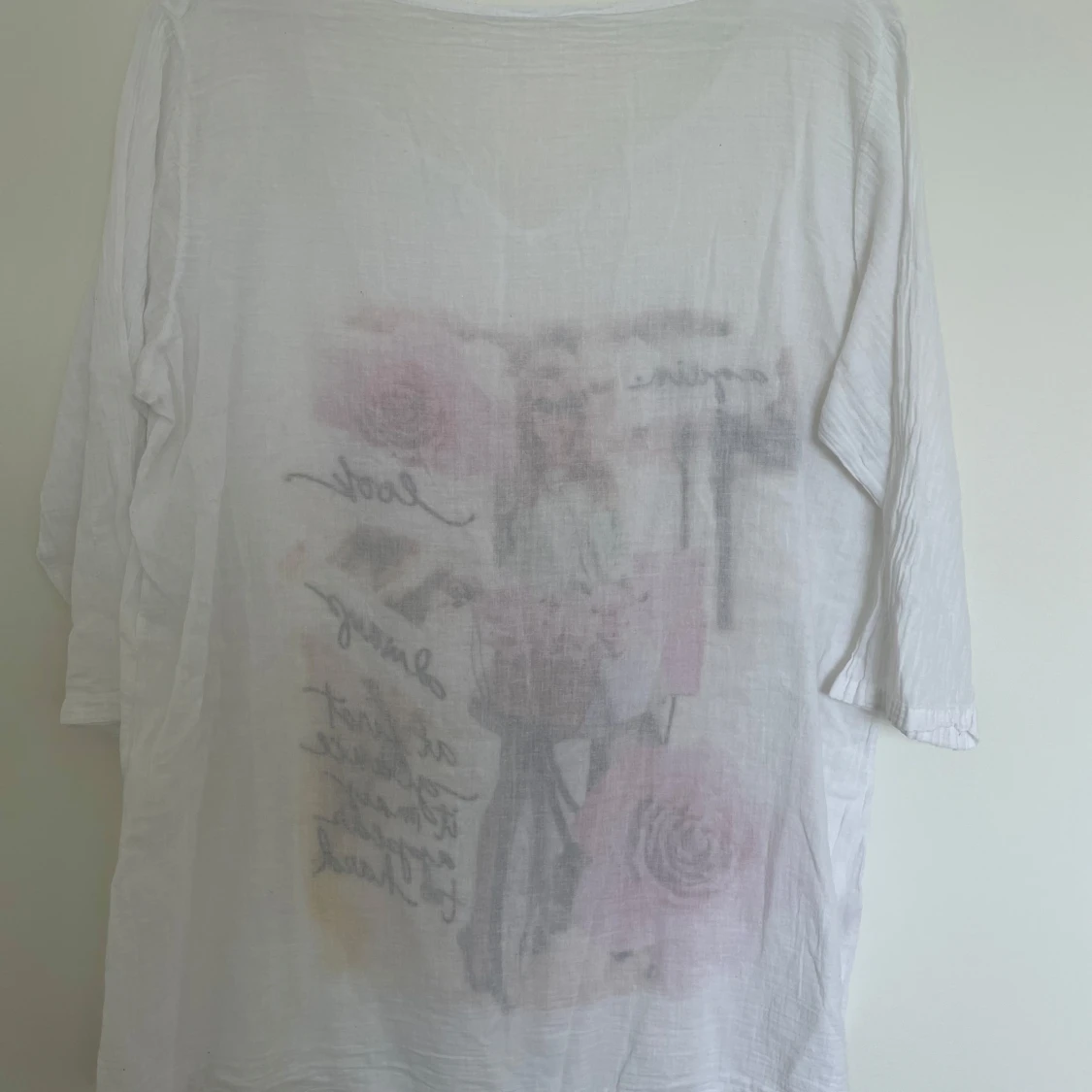 Vit långärmad topp med tryck av tjej och rosor - 1