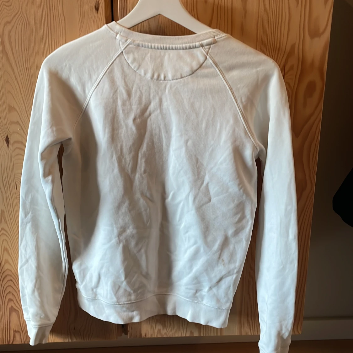 Vit sweatshirt från GANT med broderad logga - 1