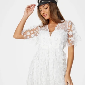 Studentklänning bubbleroom - Perfekt klänning till studenten! Helt oanvänd, lappar sitter kvar. Pris kan diskuteras🩷