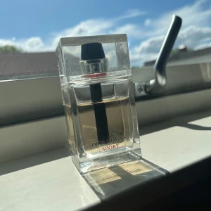 Dior Homme Sport parfym - Fräsch och energisk parfym från Dior Homme. 50 Ml en tredje del använd. Vid fråger eller funderingar är det bara att höra av sig. 