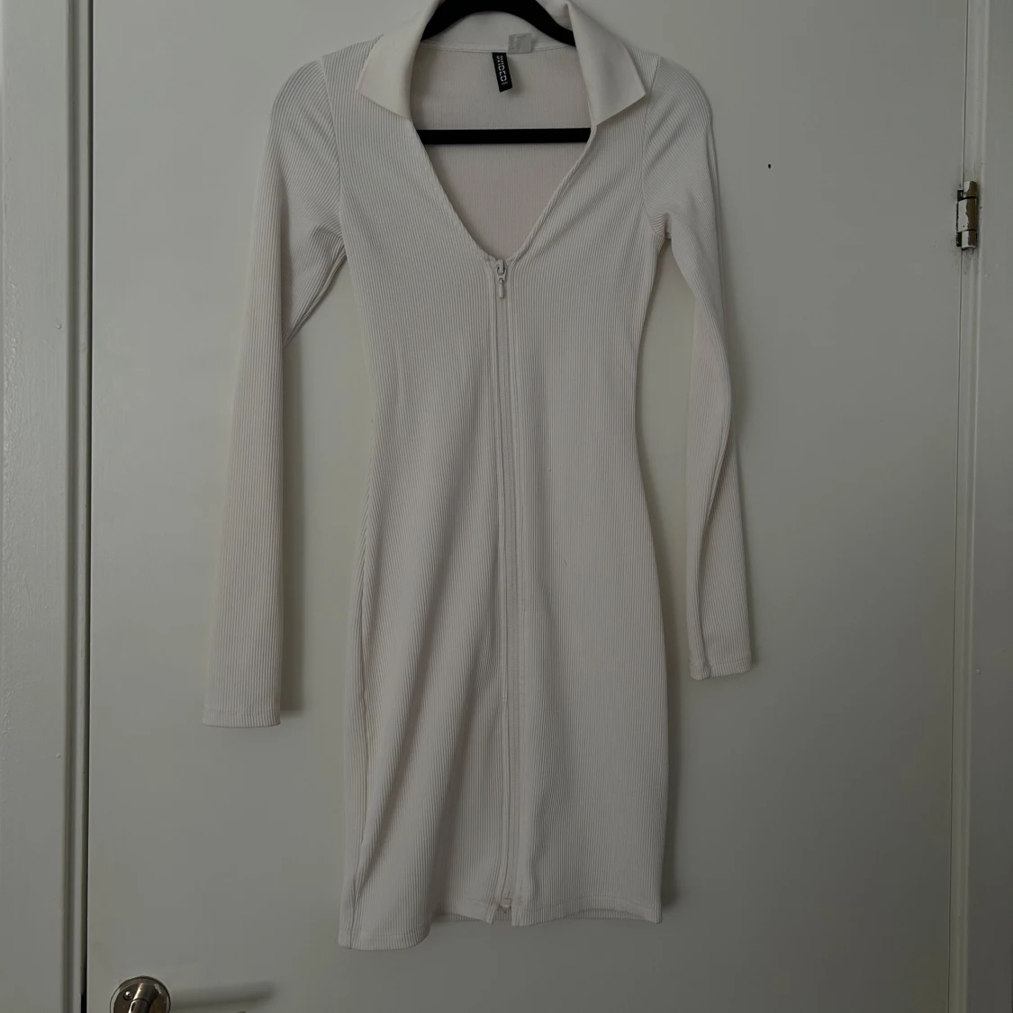 Vit ribbad klänning med dragkedja