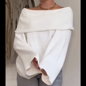 Vit offshoulder stickad tröja - Säljer en supermjuk och oversized vit stickad tröja med bred offshoulder-krage. Perfekt för lager på lager och ger en avslappnad men ändå stilren look. Passar lika bra till jeans som till kjol.