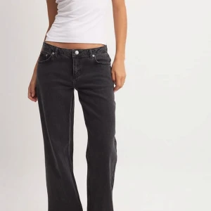 Svarta bootcut jeans - Snygga svarta jeans med bootcut-passform och klassisk femficksdesign. Jeansen har hög midja och raka ben som blir vidare nedtill. Perfekta att styla med både t-shirt och kavaj. Stängs med dragkedja och knapp.