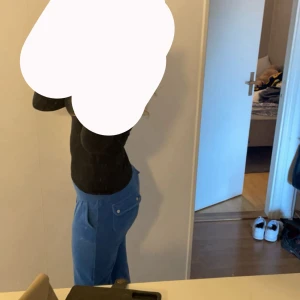 Blåa juciy byxor  - Säljer ett par blåa juciy byxor. Dock är det en silver grej från snöret som låssnat, annars är dom exakt som på bilderna här. Storlek S. Pris kan diskuteras också.