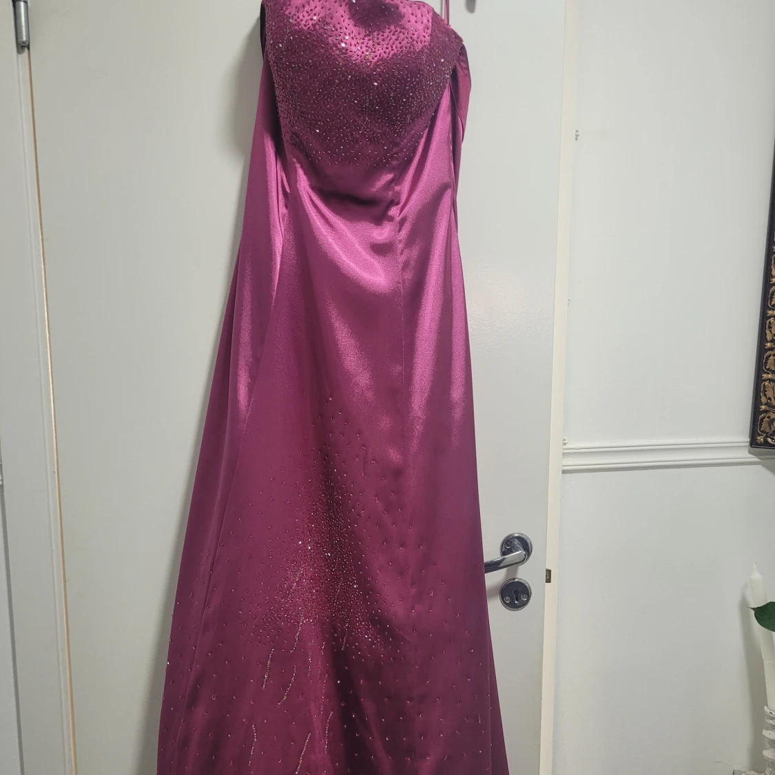 Mörkrosa långklänning från Juju & Christine