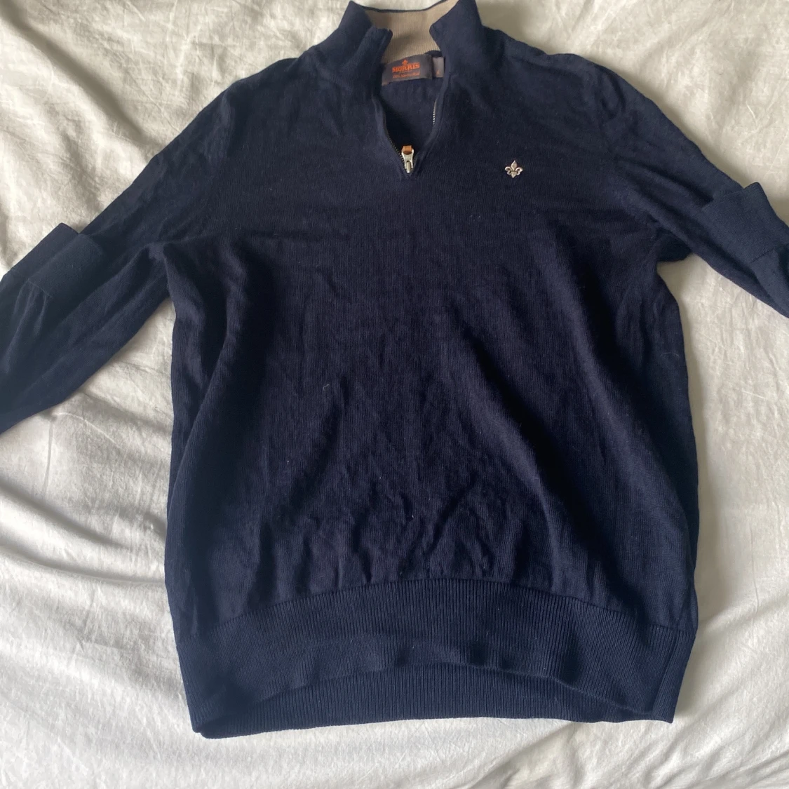 Marinblå merinoullströja med halv dragkedja från Morris