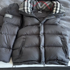 Burberry väst - Svart burberry väst. Inga defekter alls. Skriv vid intresse.🙂