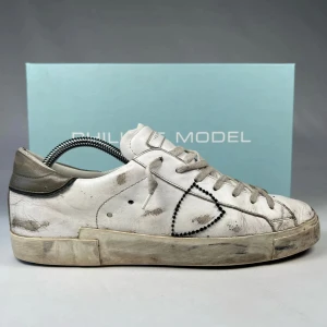 Phillipemodel Skor - Storlek 42. Inte jättebra skick därav priset. Box medföljer. 😁