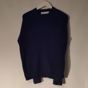 Svart stickad tröja från Bershka - Säljer en Svart stickad tröja från Bershka i herrstorlek S. Tröjan har rund halsringning och är ribbstickad för en klassisk look. Perfekt för grischare och dom för avslappnad stil. (Den är svart inte mörkblå som de ser ut på bilderna sry för dålig kvalité). Kolla profilen för mer grisch kläder och fotbollströjor bland annat.