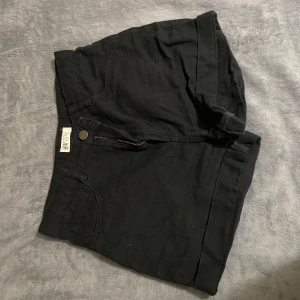 Shorts - Svarta shorts från hm, används ej. Hör av dig vid frågor eller intresse🌸