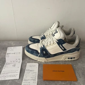 Louis Vuitton trainers - Hej, säljer ett par väldigt sällsynta LV trainers i rätt bra skick enligt bilderna. Köpt 2024. Kvitto på bilden medföljer vid köp. Storlek LV 7 ~ 41/42.