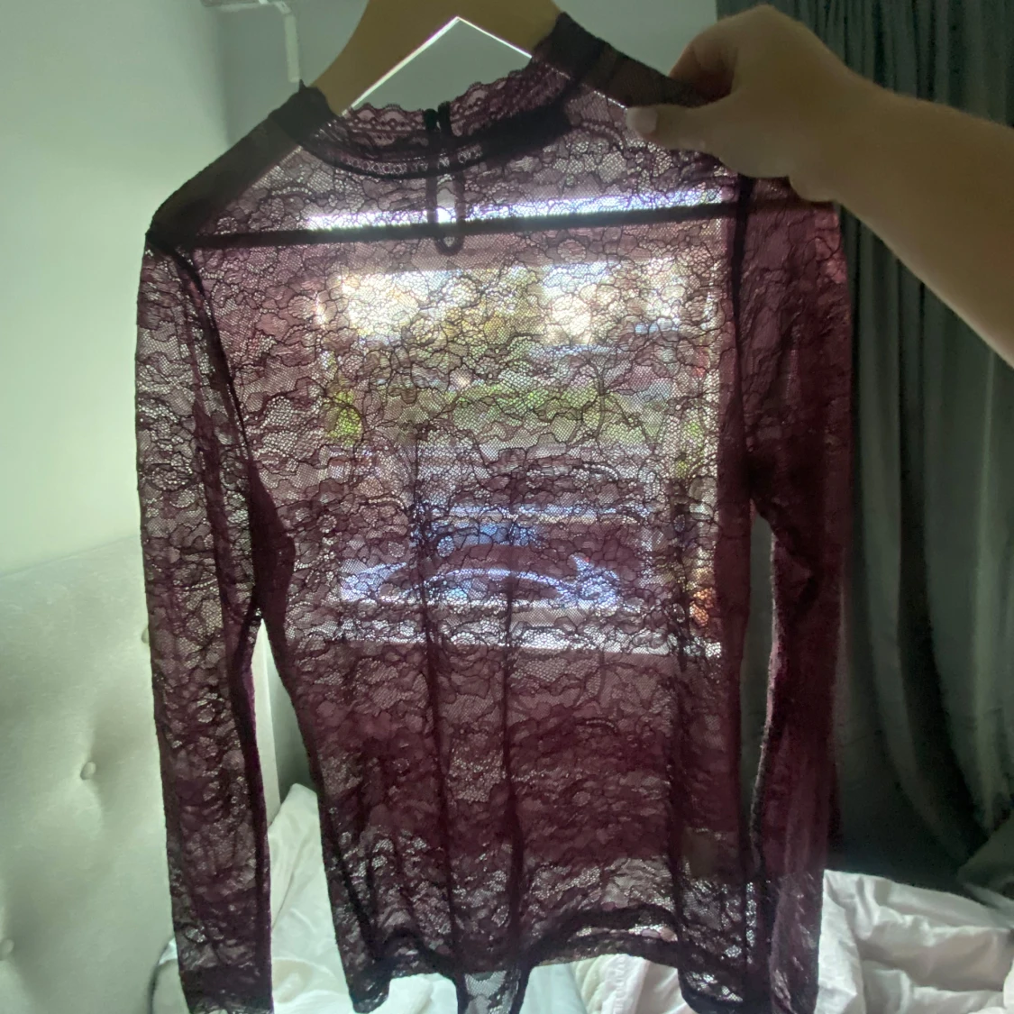 Vinröd spetsblus med lång ärm - 1