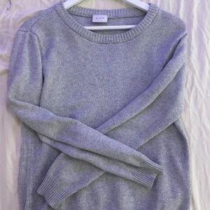 Ljusgrå stickad tröja från VILA - Mysig ljusgrå stickad tröja från VILA med rund halsringning och ribbade muddar vid ärmslut och nederkant! Säljer pga ingen användning:)