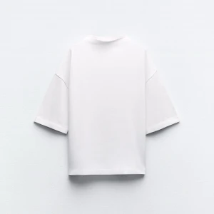Vit oversized t-shirt från Zara - En vit oversized t-shirt från Zara. T-shirten har rund halsringning och korta ärmar. Perfekt basplagg i mjuk bomull som passar till allt. Aldrig använd och har lappen kvar. 
