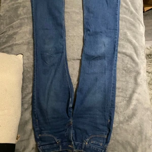 Jeans - Lågmidjade och bootcut, insydda i midjan men kan enkelt sprättas. Passar S och M. Hör av dig vid frågor eller intresse🌸