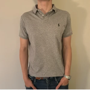 Ralph Lauren pike - Ralph Lauren pike | Skick: 9/10 (liten defekt - se bild) - Storlek: S - Nypris: 1400 - Vårt pris: 199