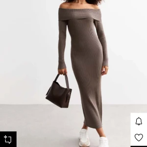 Offshoulder klänning  - Säljer då den sitter lite löst på mig.  Har använt 2 gånger. 💕skulle säga att den e lite stor i storleken eller kanske modellen ska va så.