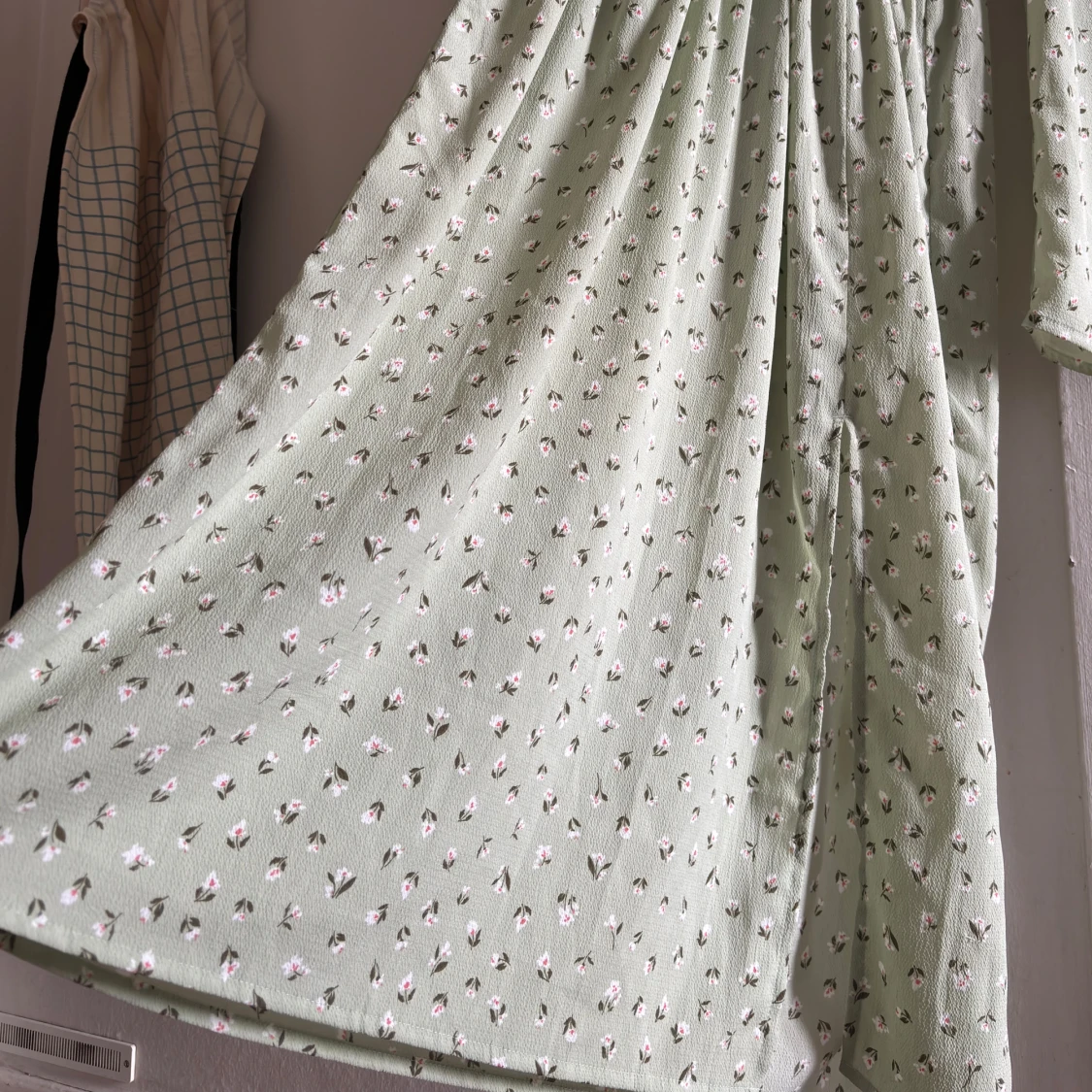 Ljusgrön blommig långklänning från monki Monki - 2