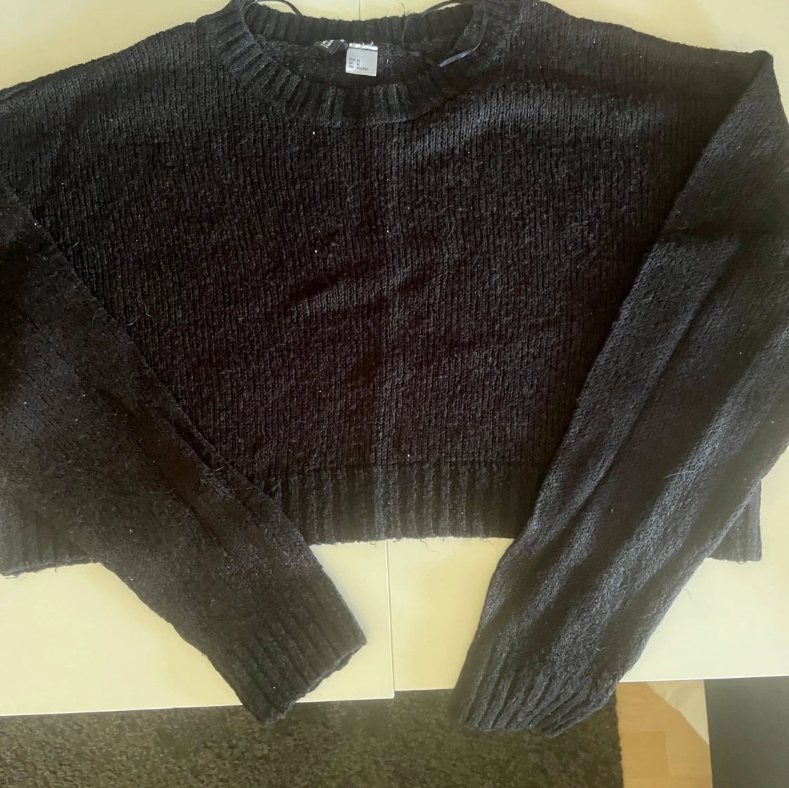 Svart croppad stickad tröja