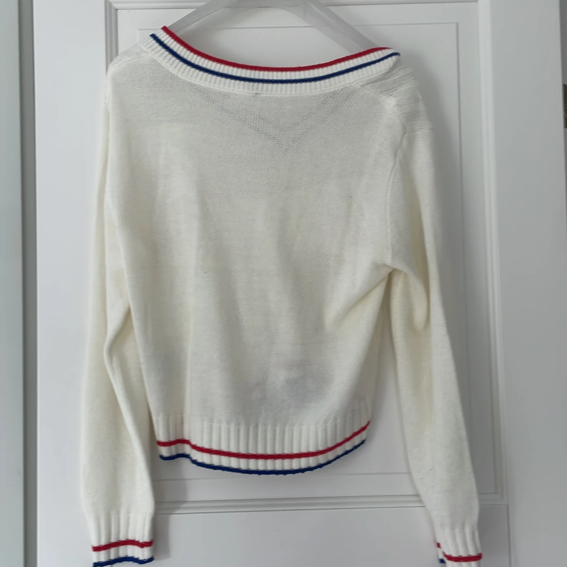 Vit kabelstickad tröja med röd och blå kant från H&M Divided - 1