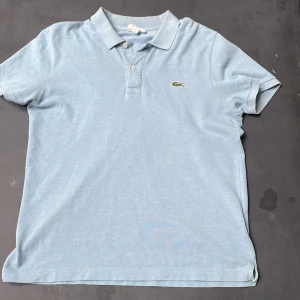 Ljusblå pikétröja från Lacoste - Pikétröja från Lacoste, inga defekter 